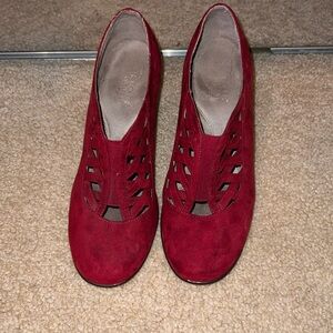 Beautiful Red Aerosoles Pumps